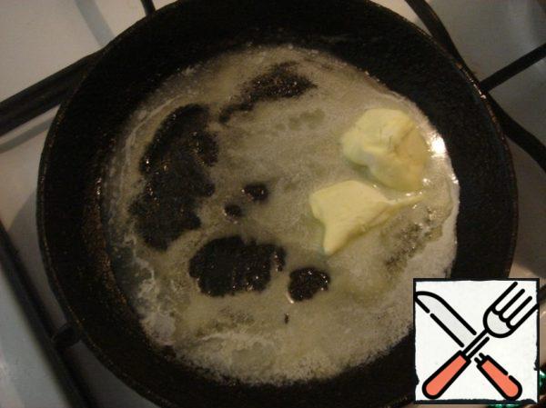 Melt the oil in a frying pan.