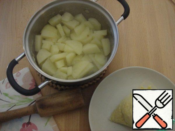 Boil millet in salted water and boiled potatoes.
