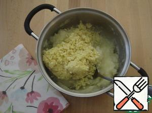 Potatoes make puree and put it to millet.
