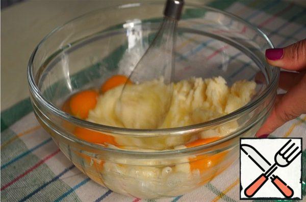 Chop the halva (3 tbsp.l. set aside for sprinkling)
Rub softened butter with sugar, add eggs, beat until smooth.
