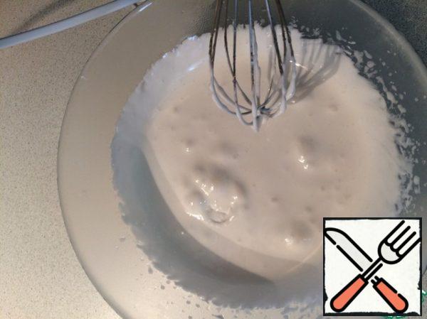When the syrup is ready, protein you also must be ready by now. Pour the syrup in a thin stream into the protein with continuous whipping. Try to keep the syrup does not fall on the mixer blades. Get a lush white mass.