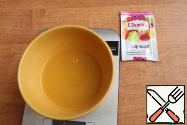 Squeeze the juice from the orange, add the agar-agar, mix and leave for half an hour.
