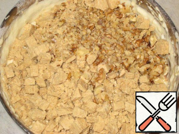 Chopped nuts and halva pour into the dough and gently, by hand, mix with a spoon.
