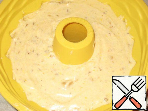 Pour the dough into the mold and bake at 180 degrees for 40-45 minutes.
