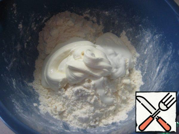Add cold sour cream and collect the dough into a ball. The dough should be soft, not sticky (if the dough is not going to stick or, conversely, crumbles, you can add 1 tbsp.l. flour or even a little sour cream, respectively).