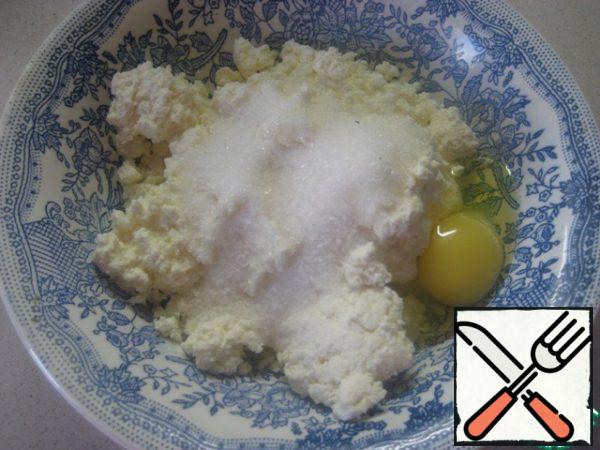 While the dough is cooled, prepare the filling.
In a bowl combine cottage cheese, sugar and egg. RUB thoroughly with a fork until smooth.