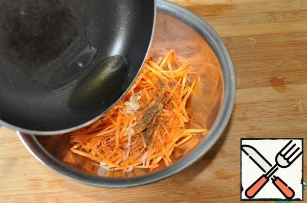 Heat the oil and sprinkle the seasonings on top.

