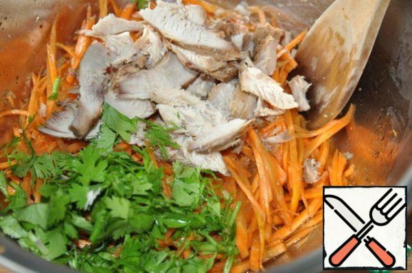 Take chicken fillet: boiled or baked; cut into strips. Add the chicken to the carrots. Also put finely chopped coriander. Stir the salad, let it brew for about 2 hours, as much as possible.
