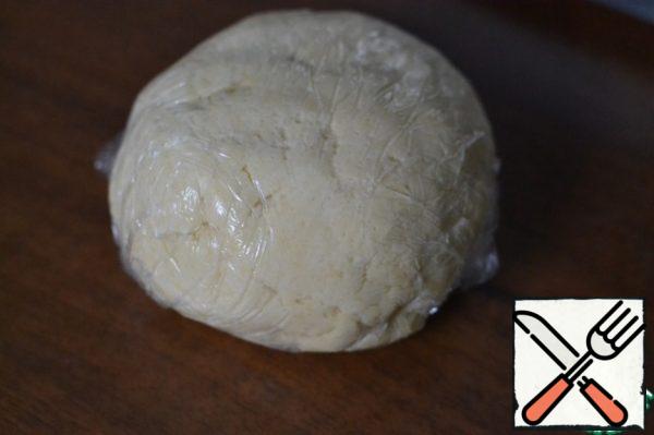 Knead dough. The finished dough is wrapped in plastic wrap and
leave in the refrigerator for 30 minutes.