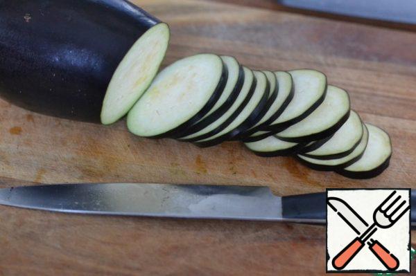 Cut eggplant into circles.