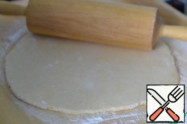 Sprinkle the cutting Board with flour.
Roll the dough into a circle.