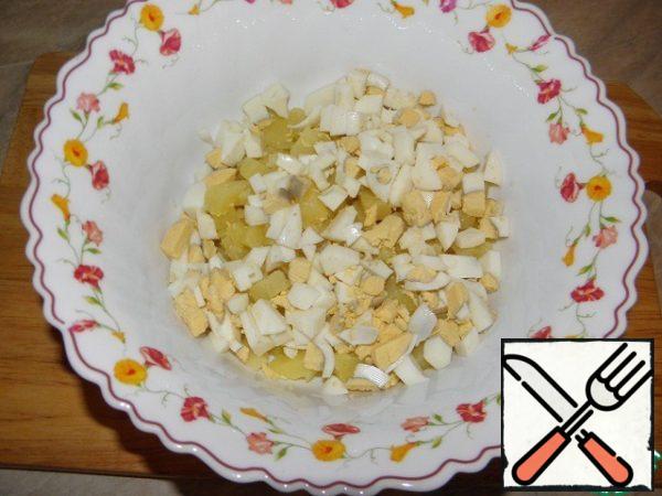 Boil the eggs, cut into medium cubes.
