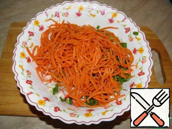 Lay out the prepared carrots in Korean.
