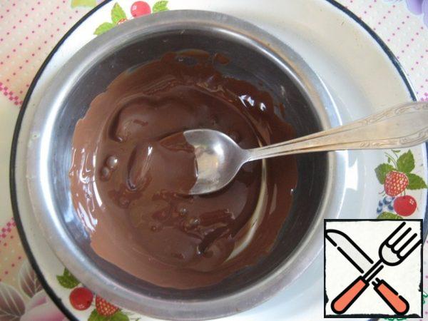 Melt the chocolate in a water bath.
