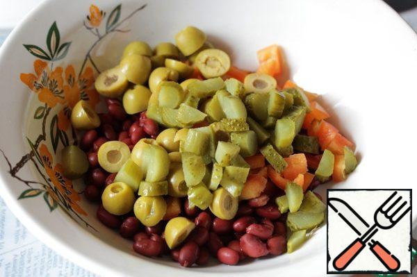 Cut the pickles into small cubes, add to the salad.

