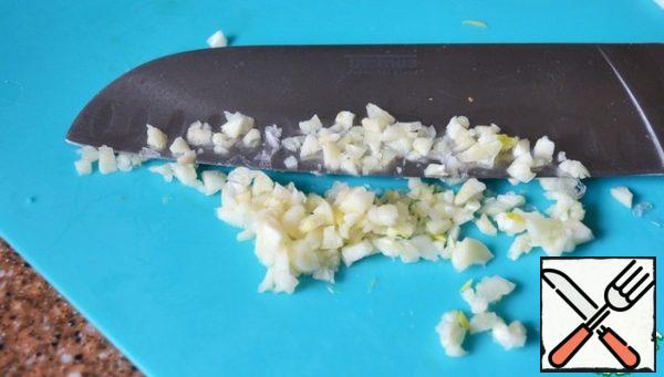 Garlic peel, cut and chop with a knife very fine.
You can use press or other convenient method.
Add to carrots.