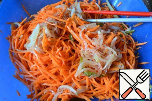 Put the carrots hot.
Mix it.
Salt/sprinkle with sugar to taste.