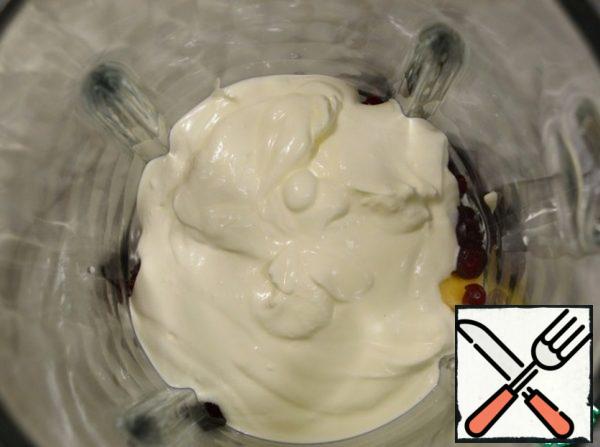 Sour cream or thick cream is also spread in a blender.