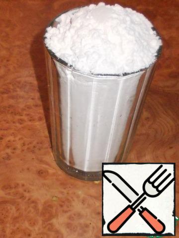 In the liquid mixture pour a full Cup of flour with baking powder.