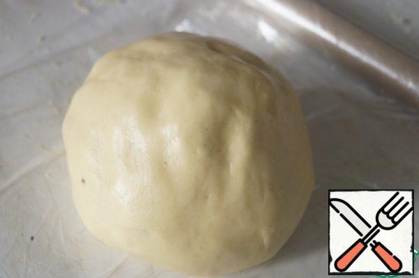 Gradually add the remaining flour and knead the plastic dough obedient. Form into a ball and wrap in film. Put into the refrigerator for a couple of hours at night.