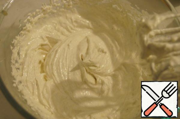 As soon as the agar mixture begins to boil, put a thermometer for cooking. As a result, the syrup should heat up to 110 degrees.
As soon as the syrup starts to boil, you need to put the puree and protein in a separate bowl and start whipping the mass with a mixer until a white fluffy mass is obtained.
Ideally, you need to take a stationary mixer with high power for whipping. I whipped it in the usual manual way, but the main thing is that it does not overheat.
