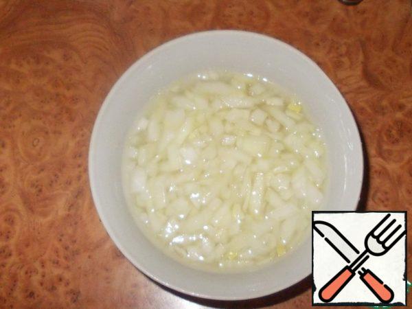 Let's start with the fact that chop the onion and marinate it in a bowl for 10-15 minutes.
