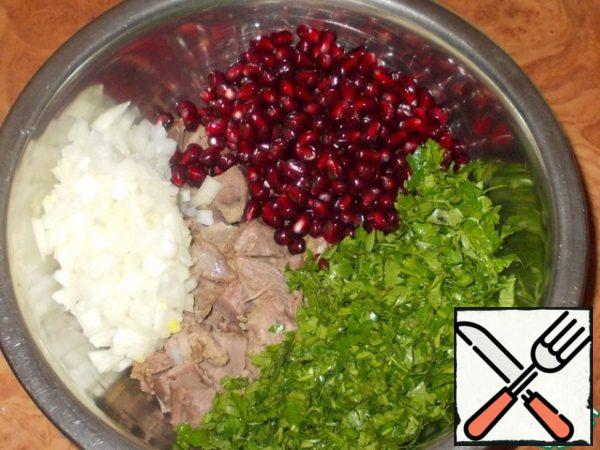 To the chopped meat we send a grain of pomegranate, greens and onions thrown on a sieve.
