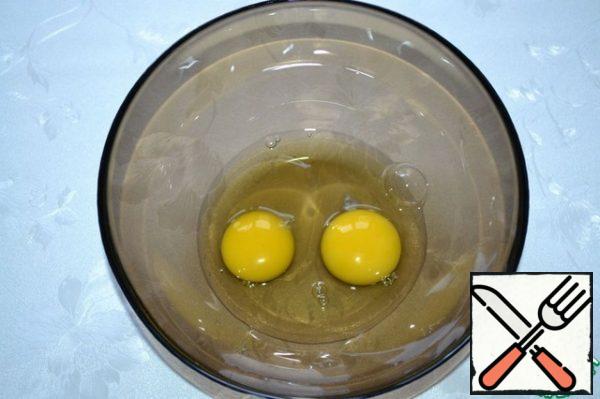 Beat eggs with salt.
