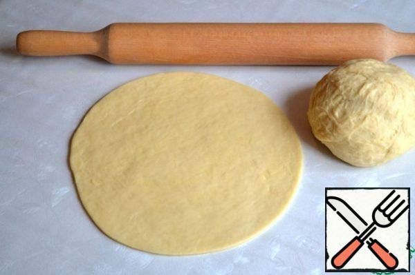 Roll the dough into a circle.