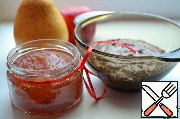 To prepare the filling Apple-pear jam and halva (I have chocolate). Halva mash with a fork, adding or a little jam, or 50 g butter, to the mass became homogeneous.