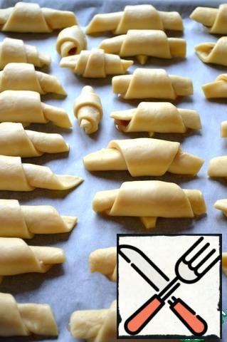 Put the croissants on a baking sheet covered with baking paper. Allow to rise for about 15 minutes.