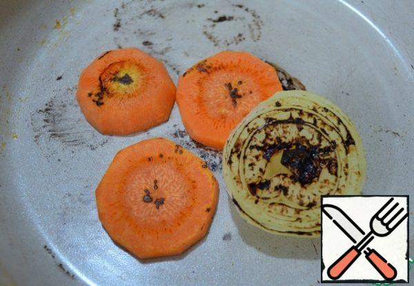 To improve the taste and transparency of the broth
it is necessary to fry the carrot rings and half of the onion,
in a dry frying pan to the characteristic markings.