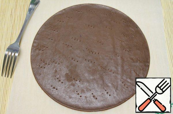 Roll out the dough on baking paper. Cut out a circle (I have 24 cm). Thickly prick the cake with a fork and bake at a temperature of 160-180C ~ 5-7 minutes.
Check the readiness of the pie by pressing on the middle, the finger should not fall through.