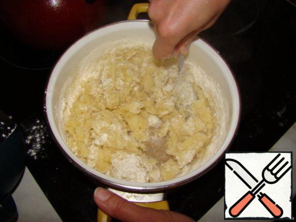 Bring 2/3 cup of water to a boil with 50 g of butter and pour 0.5 cups of flour into boiling water to prepare the dough, remove from heat.. add 2 eggs .. stir until smooth.
