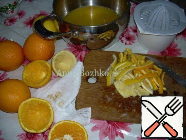 Oranges and lemons wash, dry, cut in half, squeeze the juice, the bones are folded separately;
Zest cut into thin strips, add to the juice
In the original you'd have to tie bones in a knot of muslin cloth. In the absence of such cost gauze.