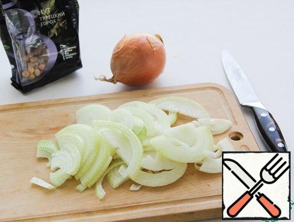 Peel and slice the onion of your choice: rings, half rings or straws.
