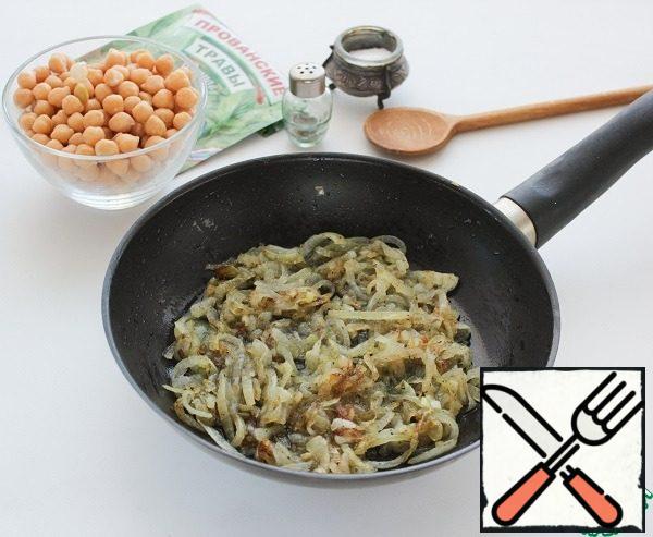 Heat the vegetable oil in a frying pan, put the onion and fry until transparent. Then add salt, sugar, ground black pepper, herbs of Provence, simmer for 5-10 minutes until browned and the onion is ready, not forgetting to stir.
