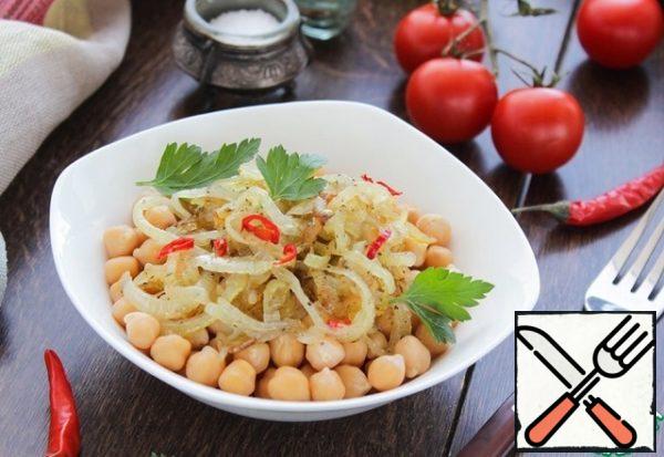 Put the boiled chickpeas in a bowl, put onion confit on top. For sharpness, you can add chili pepper, peeling it from the seeds.
I will not write about the benefits of onions and chickpeas, I am sure that everyone knows about their healing and beneficial properties.
