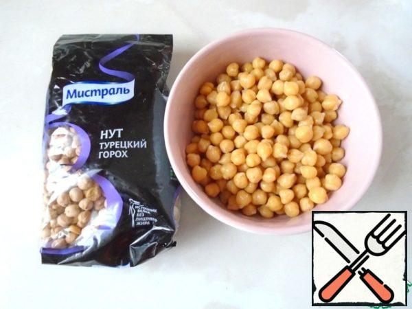 Chickpeas boil in advance, as indicated on the package. Put him in a colander, cool him down. Keep the broth.