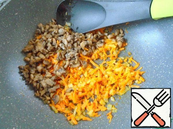 Heat a frying pan with oil and fry the chopped onions, grated carrots and finely chopped mushrooms. I have fried, frozen, took 160 g.