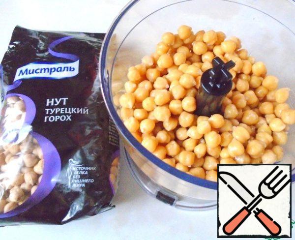 Fold chickpeas into the blender and punch to puree, if too thick, add chickpeas broth or some water from the kettle.