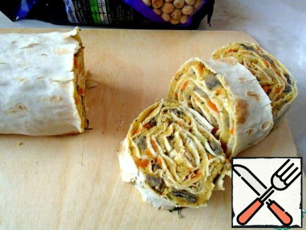 Twist into a roll and cut it into rolls 3 cm thick.