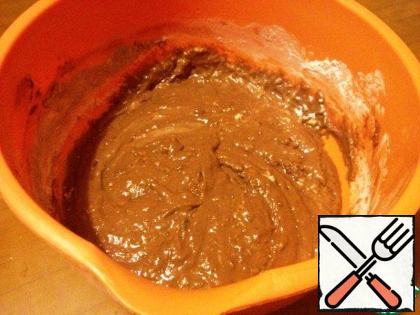 Enter the sifted flour with baking powder, cocoa. Stir.