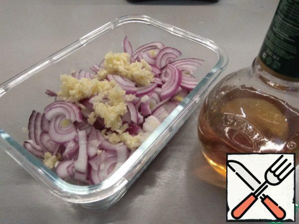 Cut the red onion into half rings, squeeze out the garlic, mix everything.
For the marinade, type a glass of hot (but not boiling, otherwise the onion will cook) water, add salt, sugar and vinegar. I used wine, but given the ratio of water and vinegar, I assume that the table can be taken in the same volume.
Mix thoroughly and fill the mold with onion-garlic, the water should cover them completely, if not enough, just add more hot water.
Close the lid, leave to marinate for an hour.