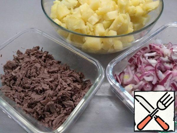 Next, lay out the meat and potatoes to cook in a uniform, as soon as they are ready, cool them down.
Peel the potatoes and cut into small cubes.
Beef - if you have a tenderloin or flesh without veins, then cut into small cubes and just crumple a little in your hands - it will break up into fibers, if the meat is fried enough, then cut very, very finely.
Pour the marinade from the onion dish (it is more convenient to do this through a sieve), use only onions and garlic.
