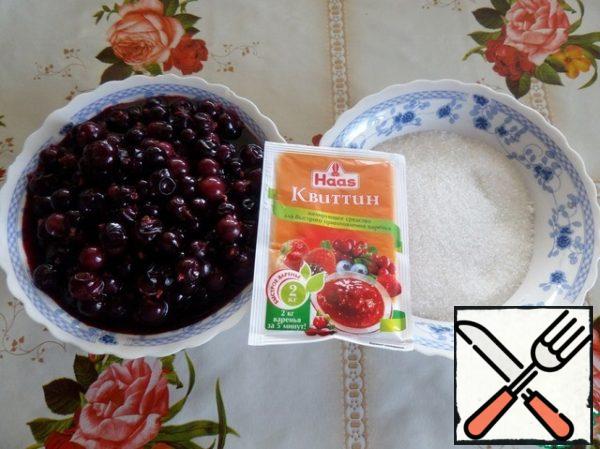 Prepare the products for berry puree.
