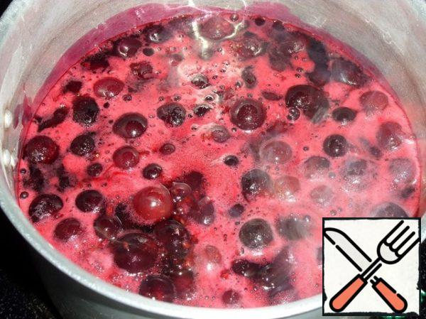 Berries bring to a boil and remove the pan from the heat.