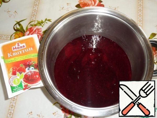 Pour the berry puree into a wide saucepan with a thick bottom. It turns out 450 grams of berry puree.
