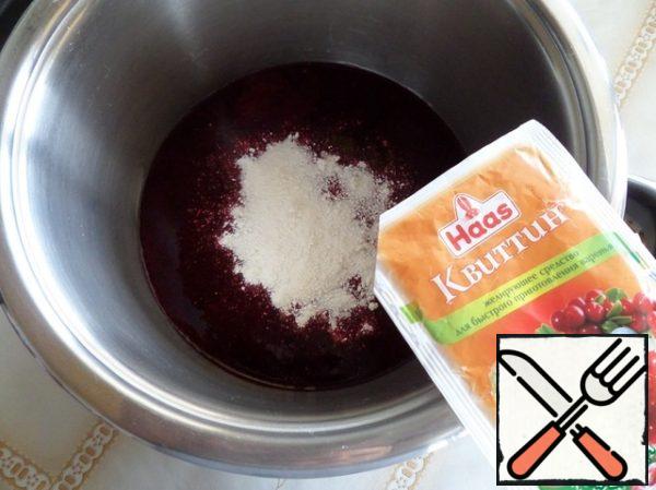 Add pectin to the mashed potatoes pan. Mix it. Put the pan on the fire.
