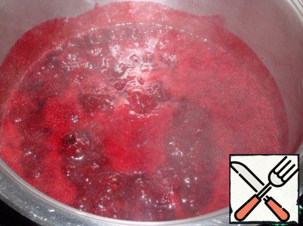 Bring the berry mass to a boil.